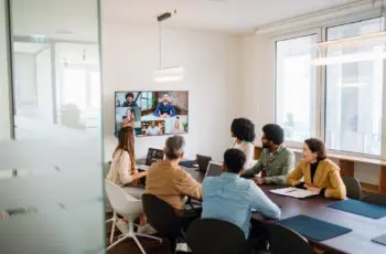 Comment l’IA et le travail hybride améliorent la guerre des talents