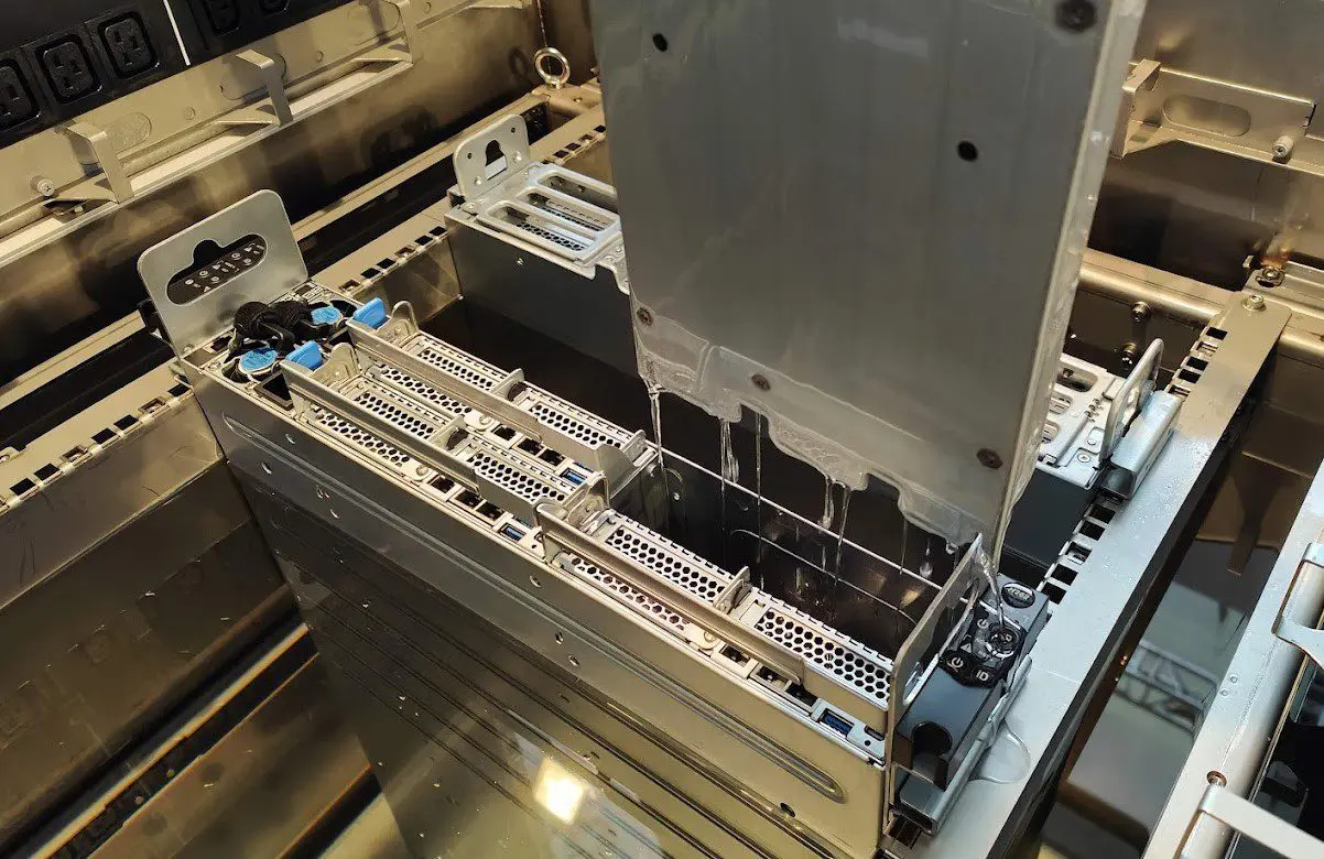 Piscine pour serveurs : le refroidissement par immersion fait partie de la solution