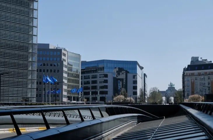 L&rsquo;UE revoit les règles des télécommunications : un cadre «&nbsp;volontaire&nbsp;» pour les géants de la technologie