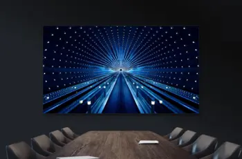 Grand, plus grand, le plus grand, jusqu&rsquo;à ce que cela ne rentre plus dans l&rsquo;ascenseur : à propos des écrans dans les salles de réunion