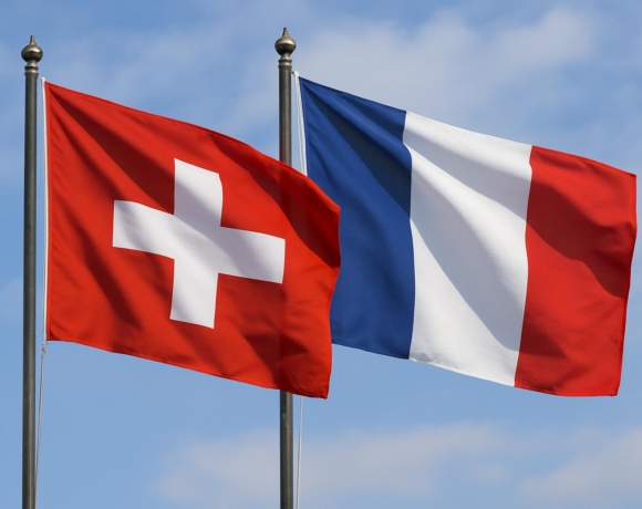 Drapeaux suisse et français